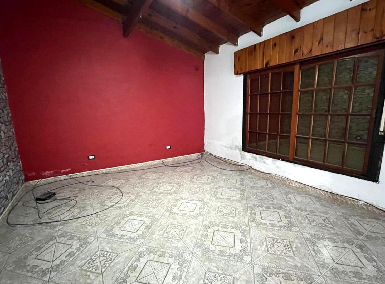 Foto de VENTA CASA 3 AMBIENTES QUINCHO Y COCHERA LIBERTAD, imagen 1