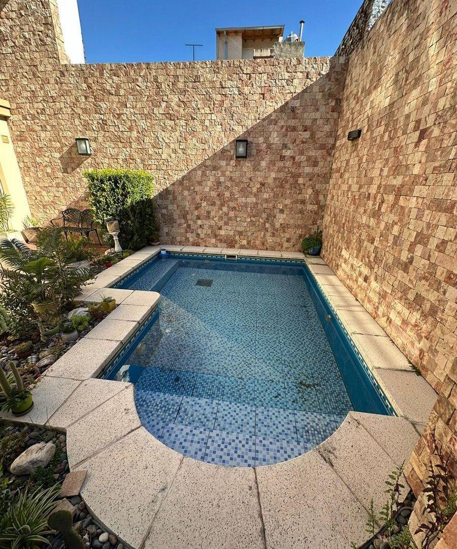 Foto de Venta Casa de 5 ambientes con Pileta en Liniers, imagen 1
