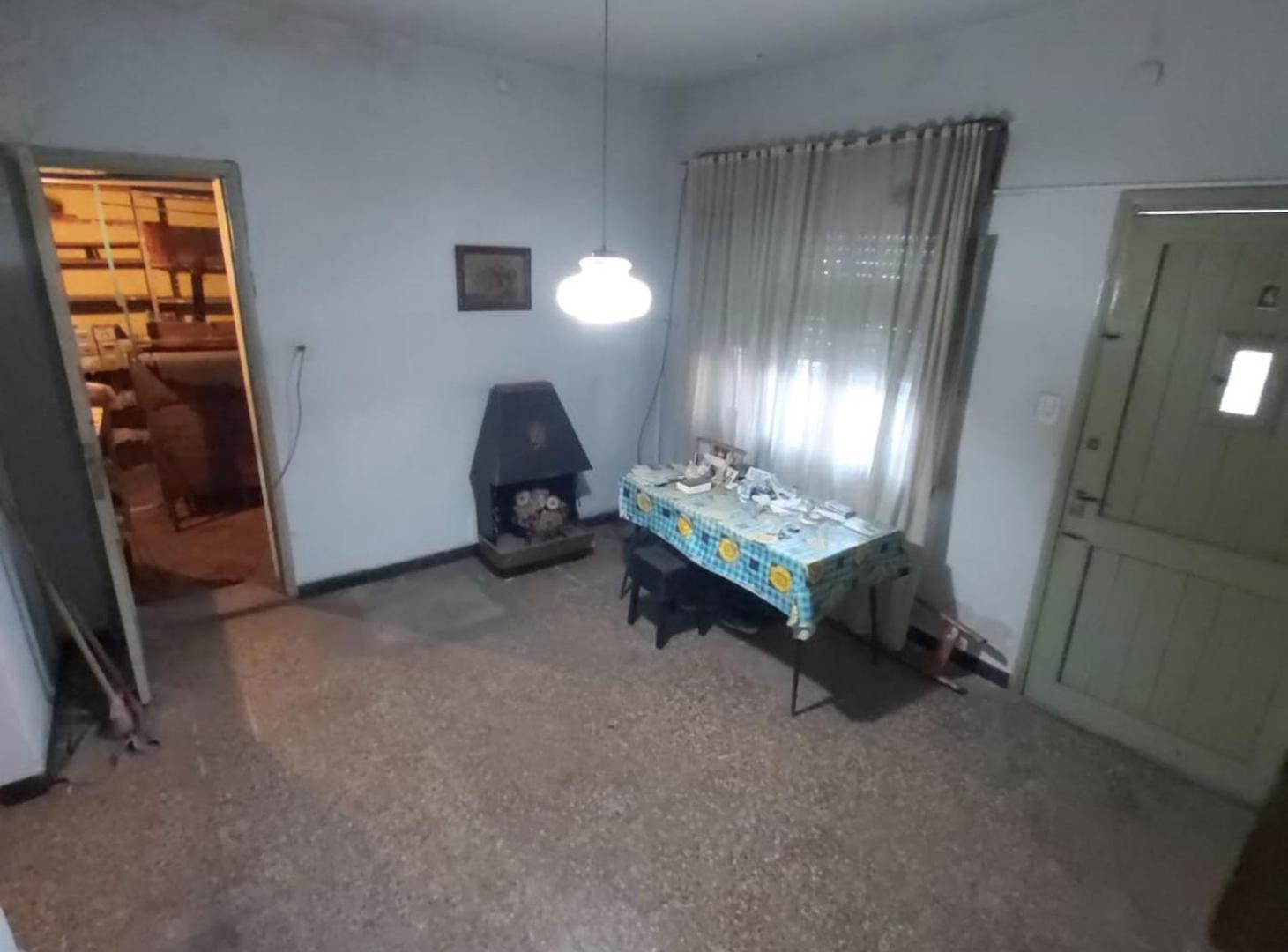 Foto de Venta Casa a Refaccionar 4 Ambs 2 Cocheras Lugano, imagen 3