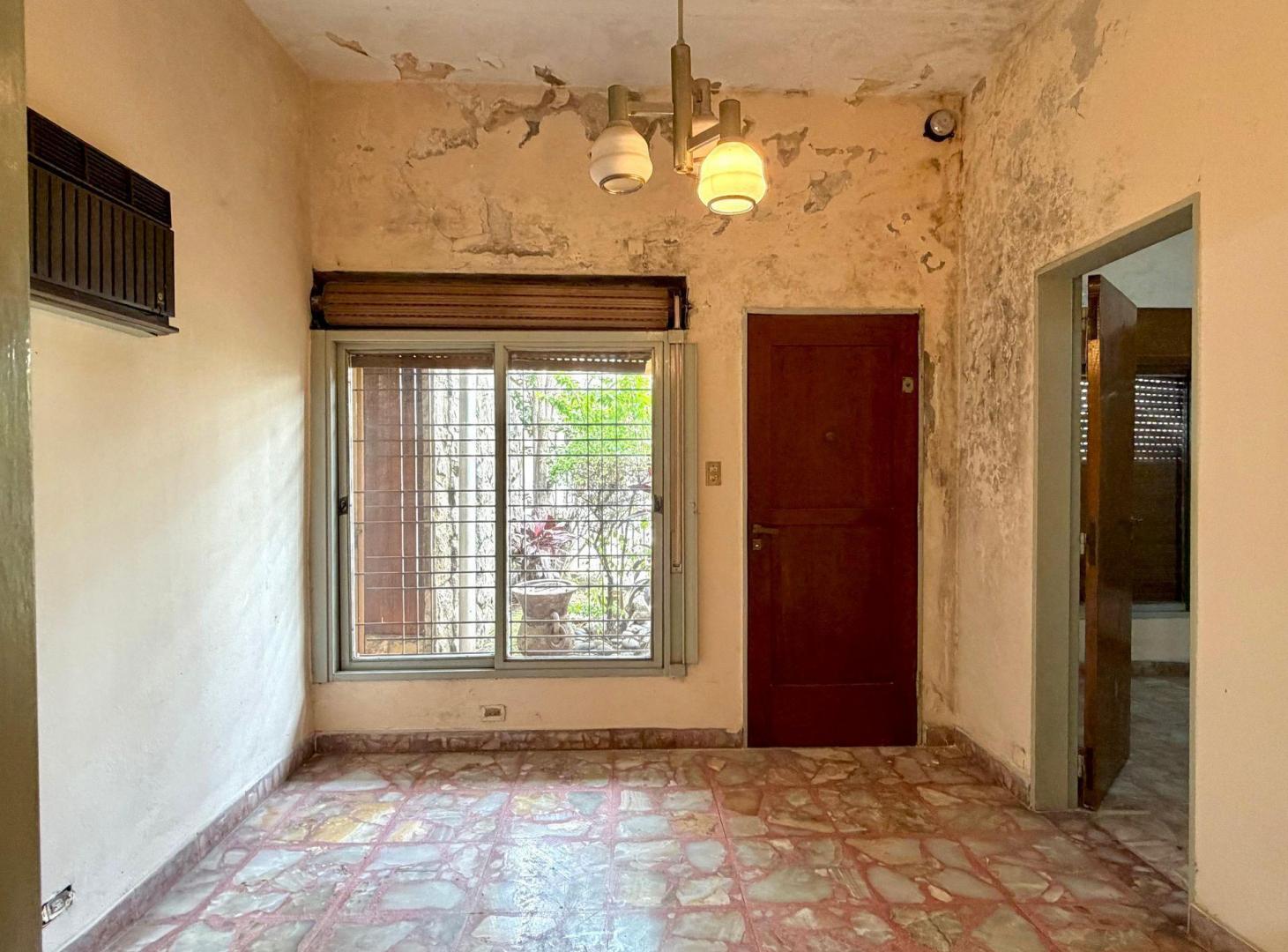 Foto de CASA EN VENTA A RECICLAR LOTE PROPIO EN HAEDO, imagen 1