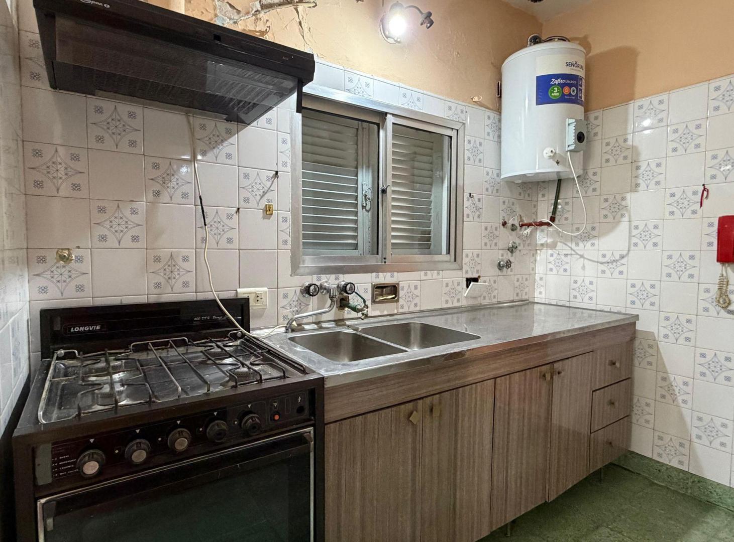Foto de CASA EN VENTA A RECICLAR LOTE PROPIO EN HAEDO, imagen 2