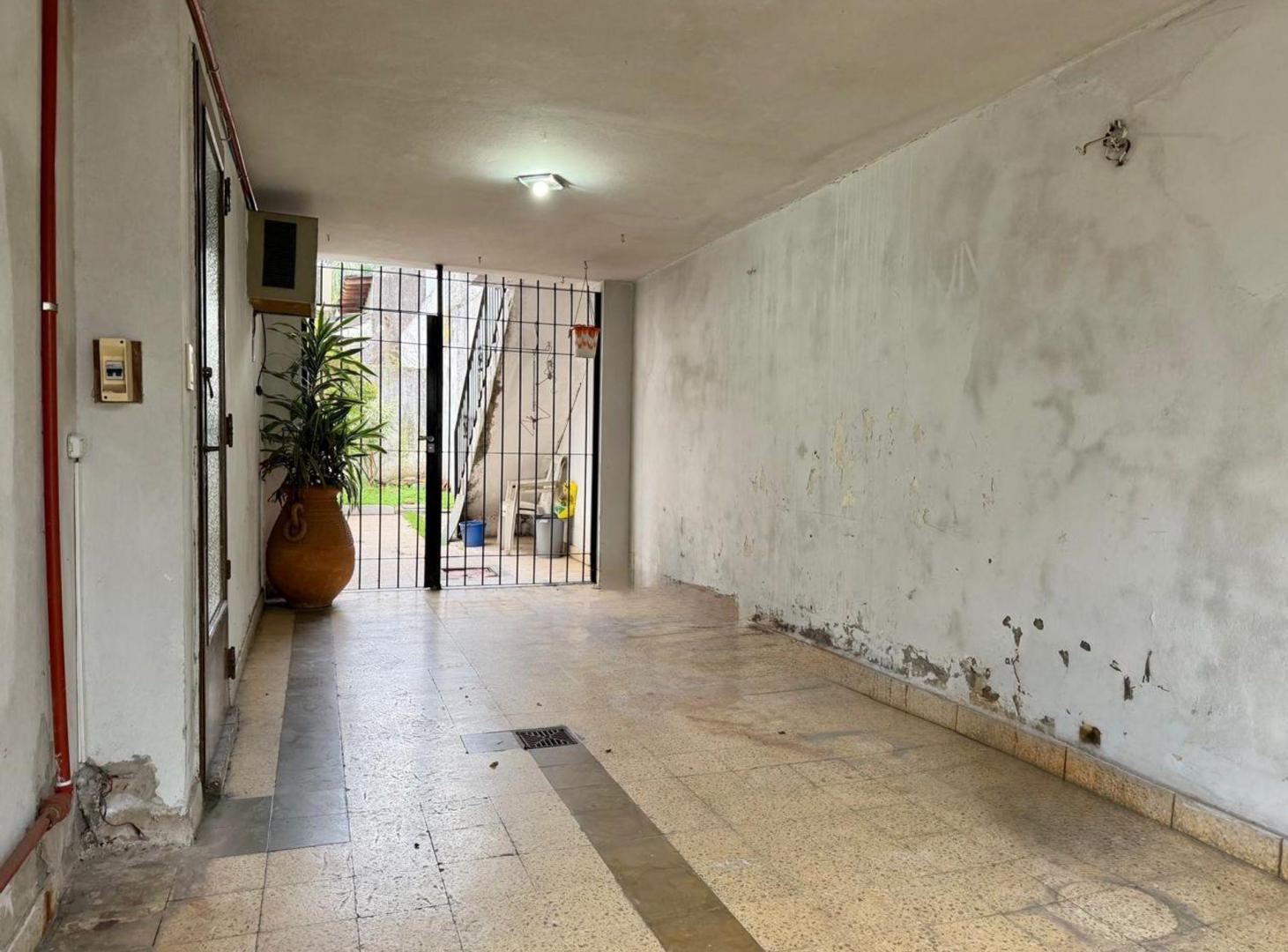 Foto de CASA EN VENTA A RECICLAR LOTE PROPIO EN HAEDO, imagen 4