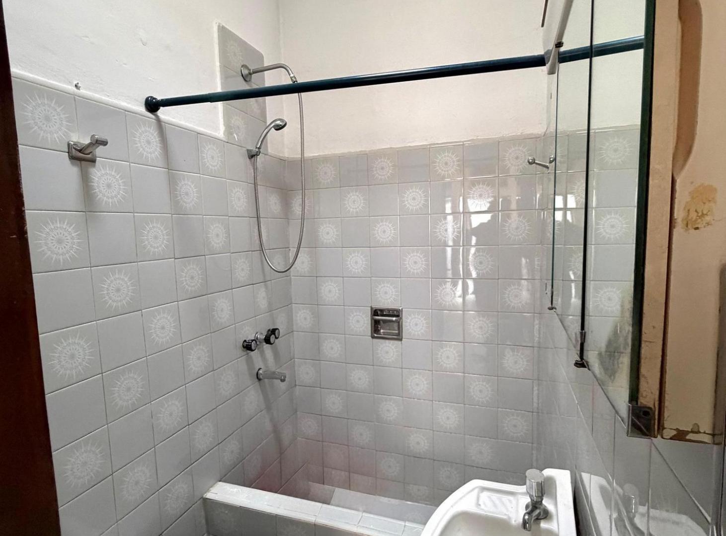 Foto de CASA EN VENTA A RECICLAR LOTE PROPIO EN HAEDO, imagen 3