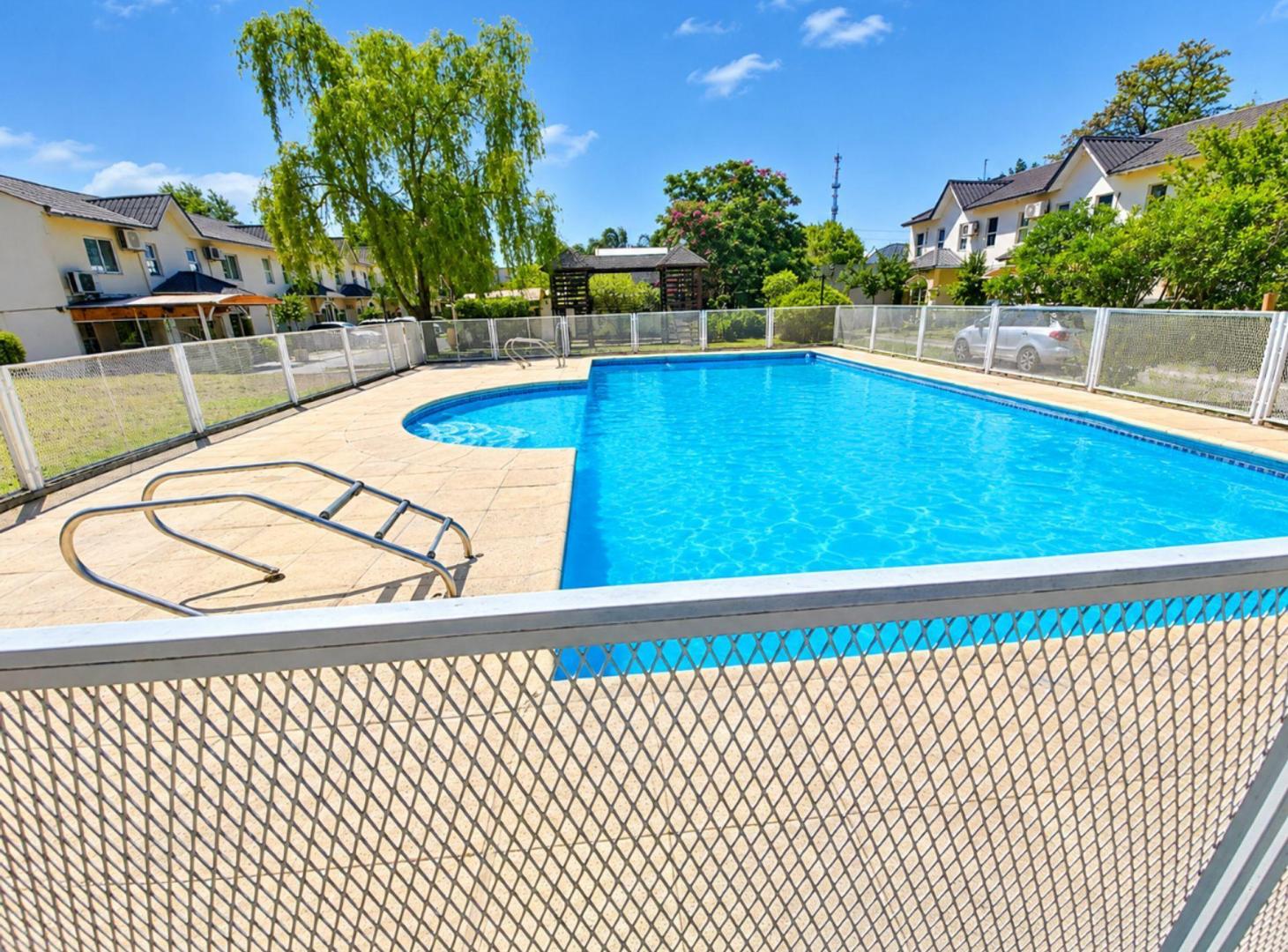 Foto de VENTA TRIPLEX MORENO BARRIO PRIVADO CON PILETA, imagen 3