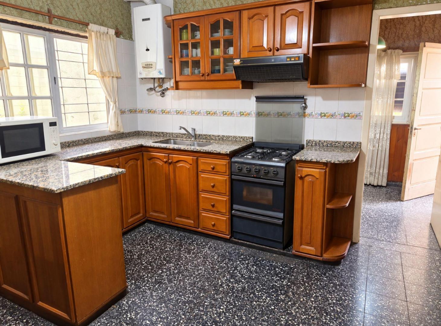 Foto de VENTA CASA TIPO CHALET, QUINCHO, PILETA Y GARAGE, imagen 2