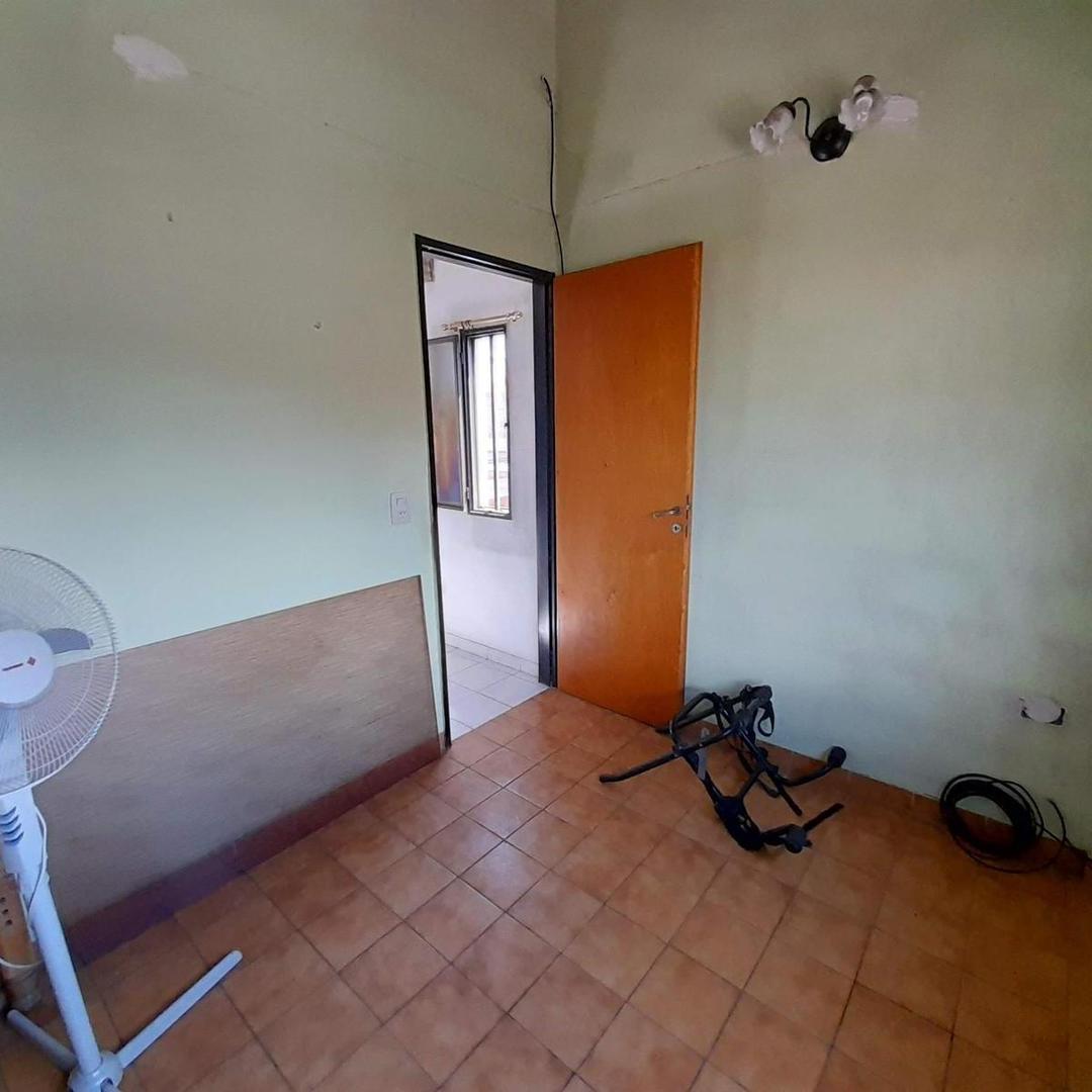 Foto de Duplex tres ambientes con cochera en venta en Isidro Casanova, imagen 2