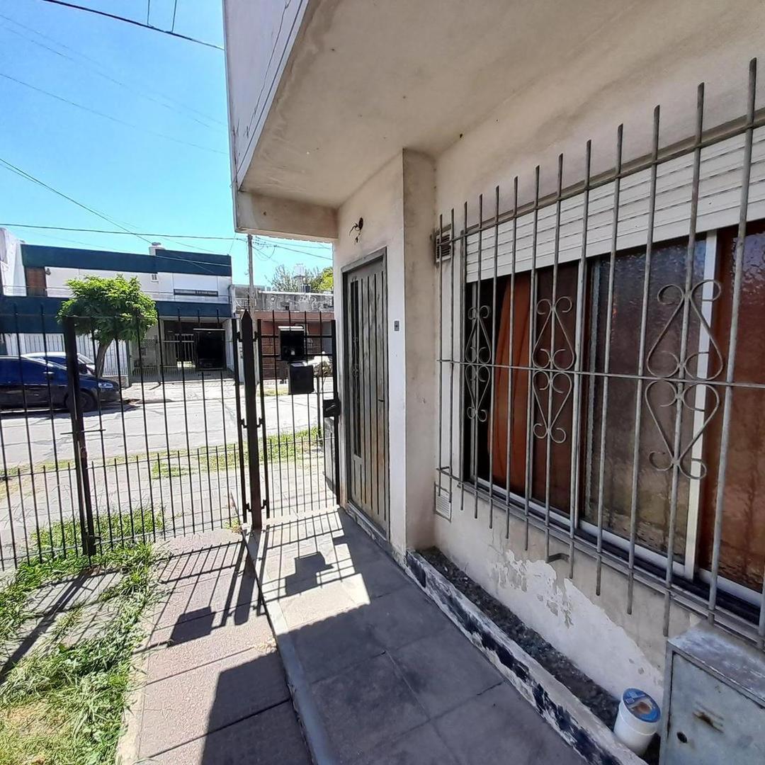 Duplex tres ambientes con cochera en venta en Isidro Casanova