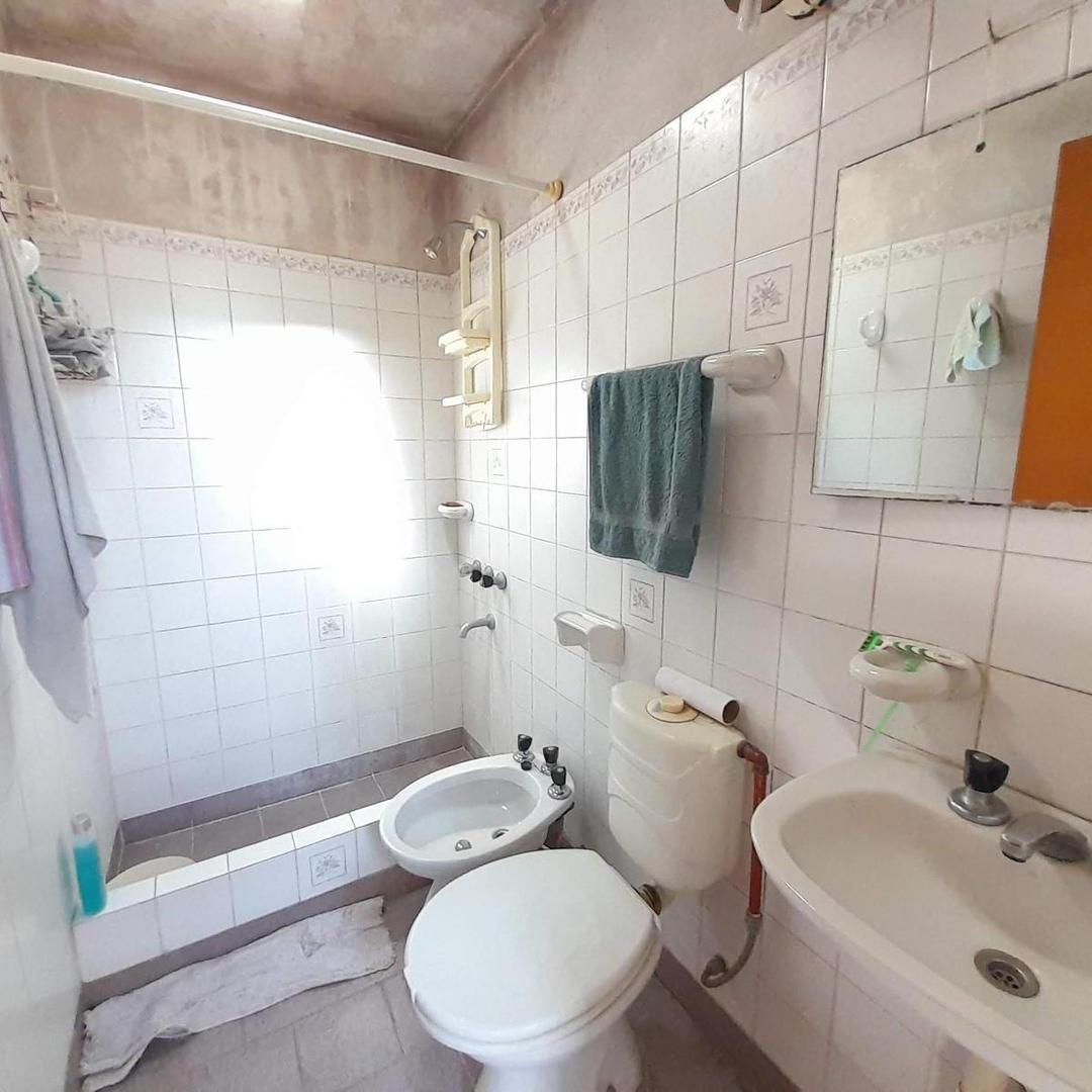 Foto de Duplex tres ambientes con cochera en venta en Isidro Casanova, imagen 4