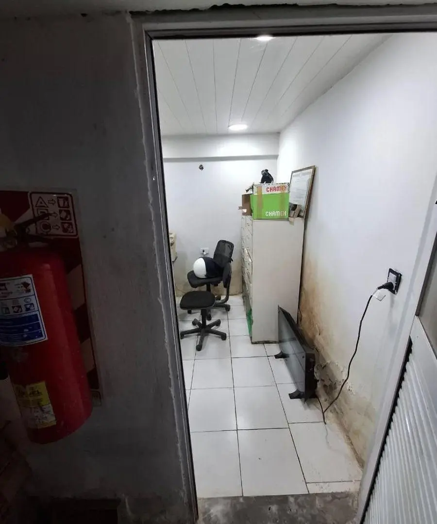 Local comercial doble altura en alquiler en Villa Luzuriaga 4