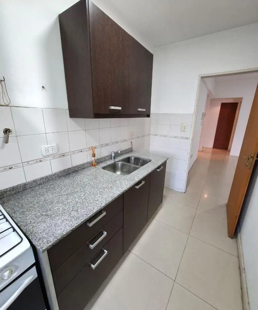 Departamento de dos ambientes con cochera en venta en Castelar 1