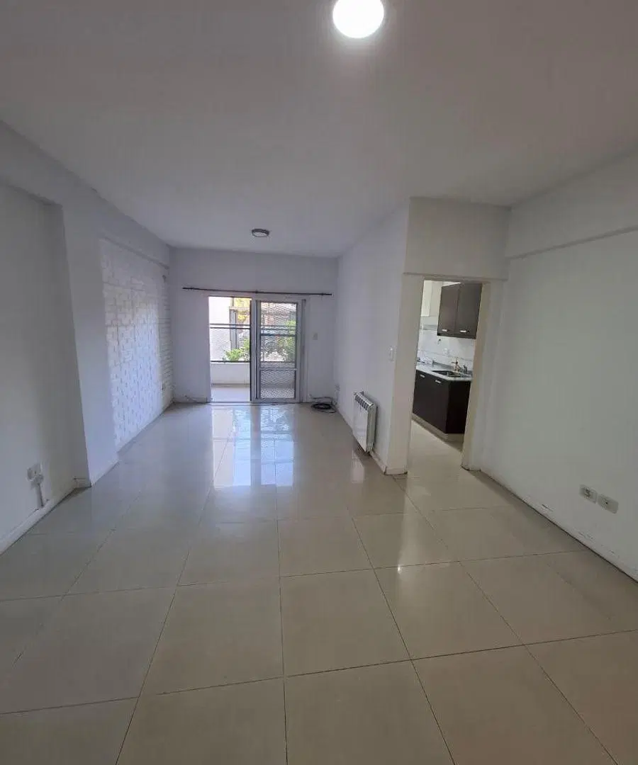 Departamento de dos ambientes con cochera en venta en Castelar 2