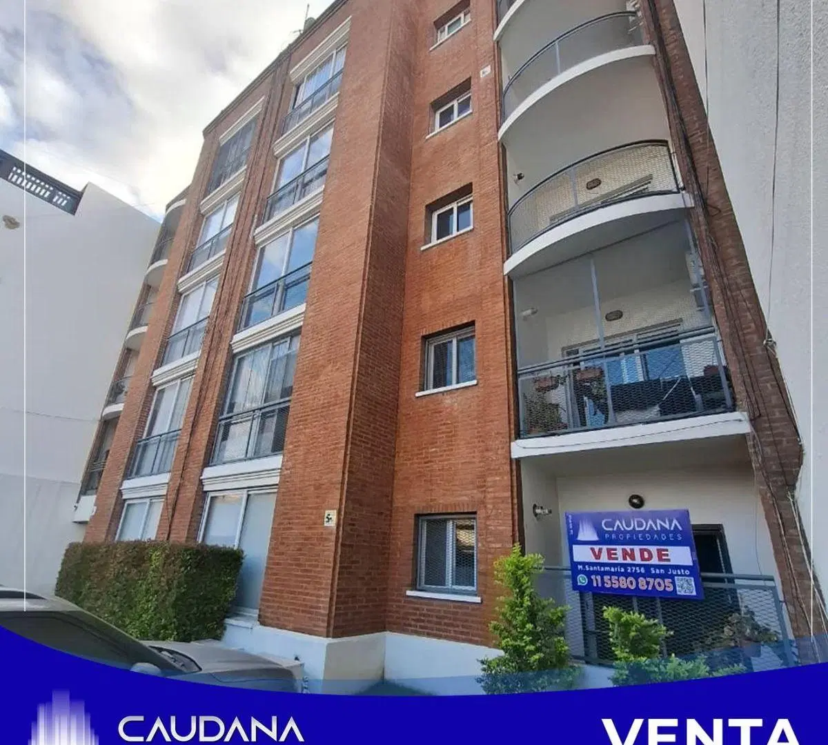 Departamento de dos ambientes con cochera en venta en Castelar 5