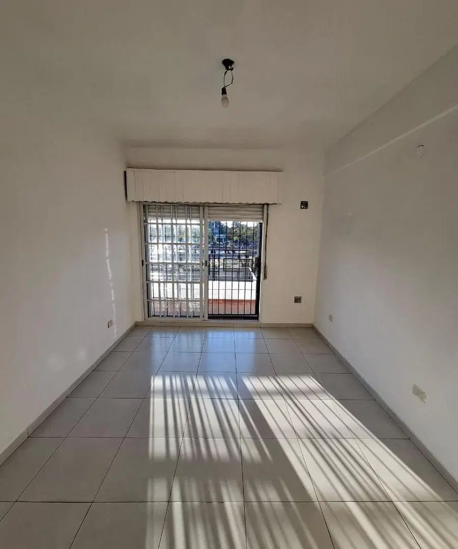 Monoambiente en alquiler en Isidro Casanova 2