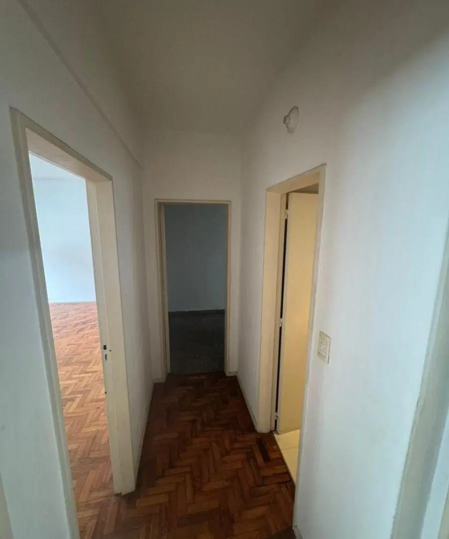 Departamento tres ambientes con cochera en venta en Villa Sarmiento 5