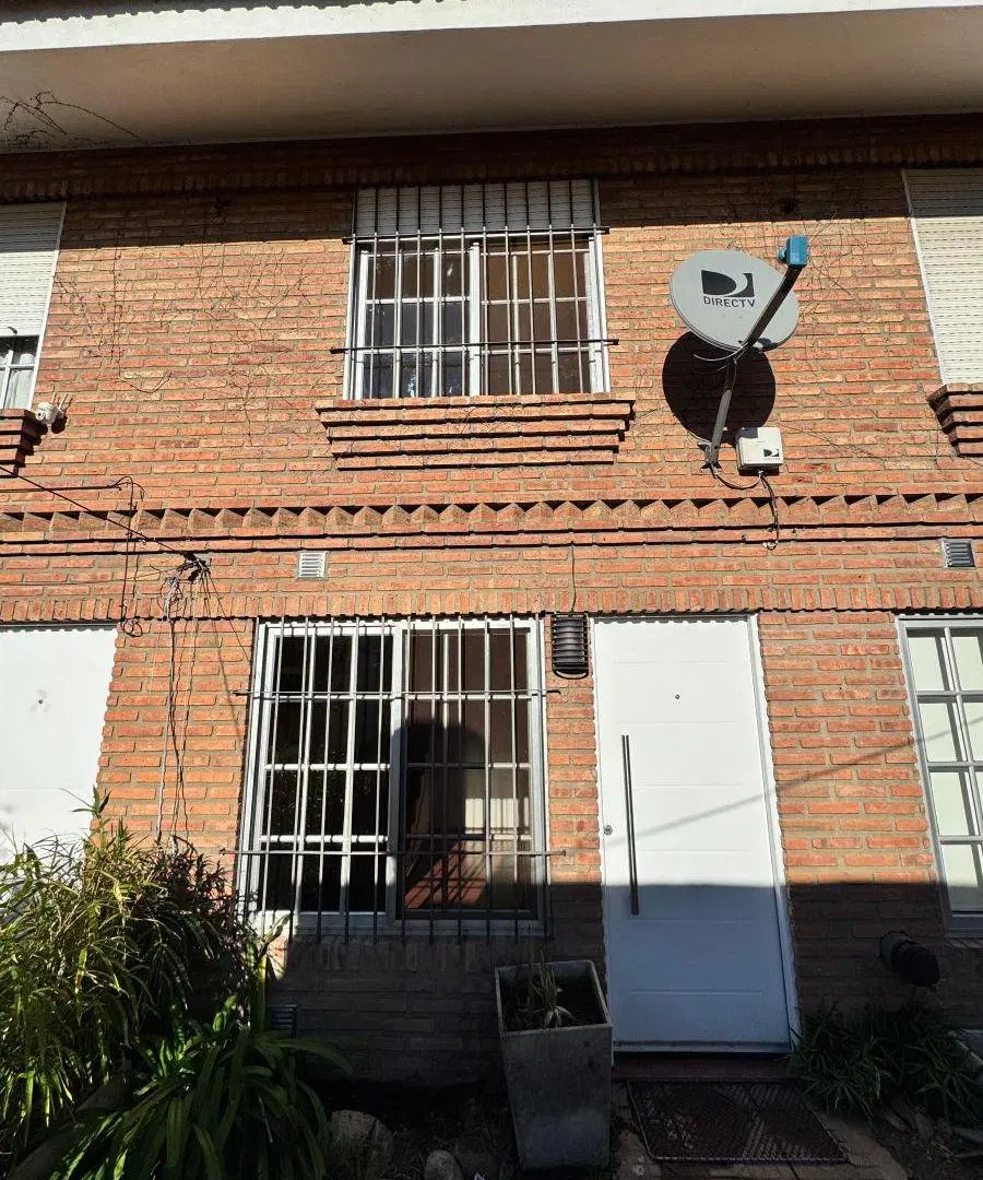 Duplex de tres ambientes en alquiler en Isidro Casanova 3