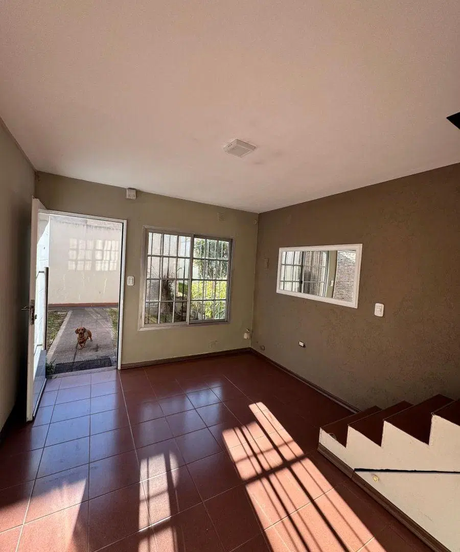 Duplex de tres ambientes en alquiler en Isidro Casanova 4