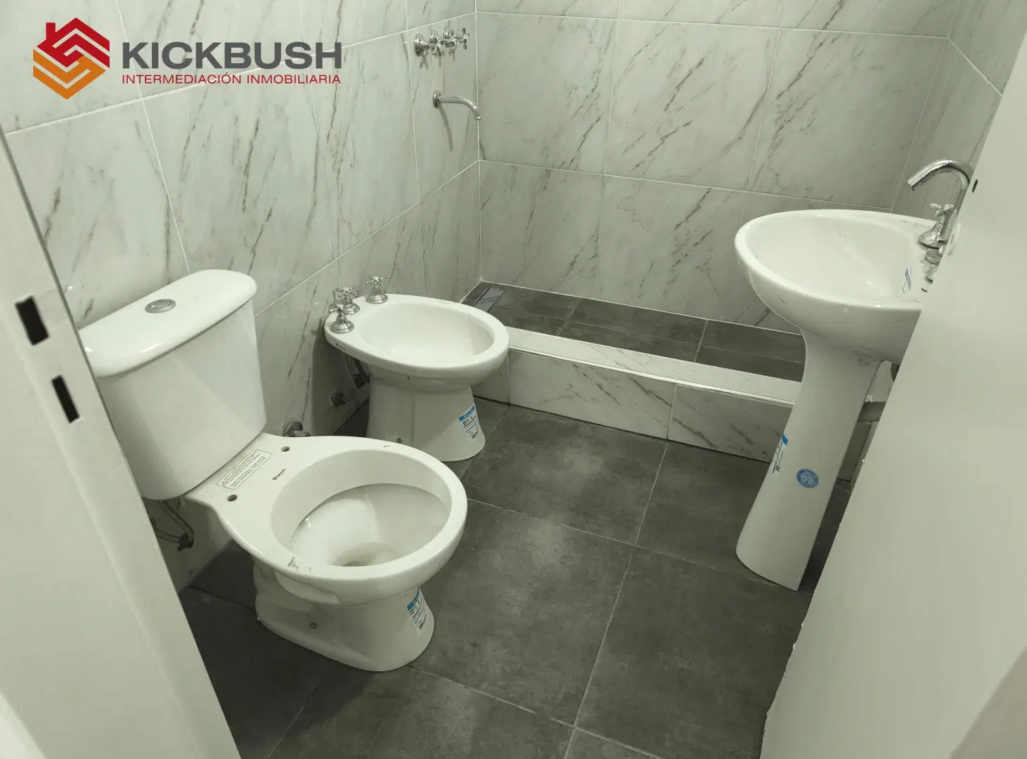 AMPLIO 2 AMBIENTES REFACCIONADO A NUEVO EN BALVANERA | CON PATIO INTERNO | SUBTES H Y B 8