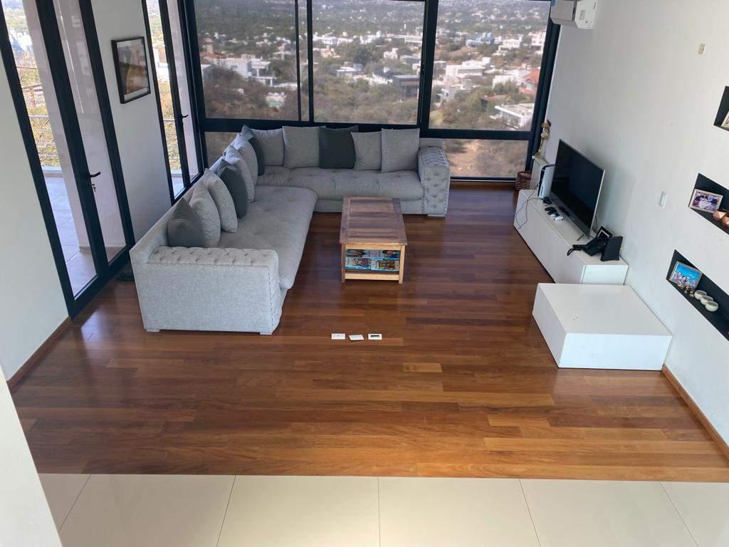 Casa de Categoría en Sector Alto de B° La Rufina! Increíble Vista 2