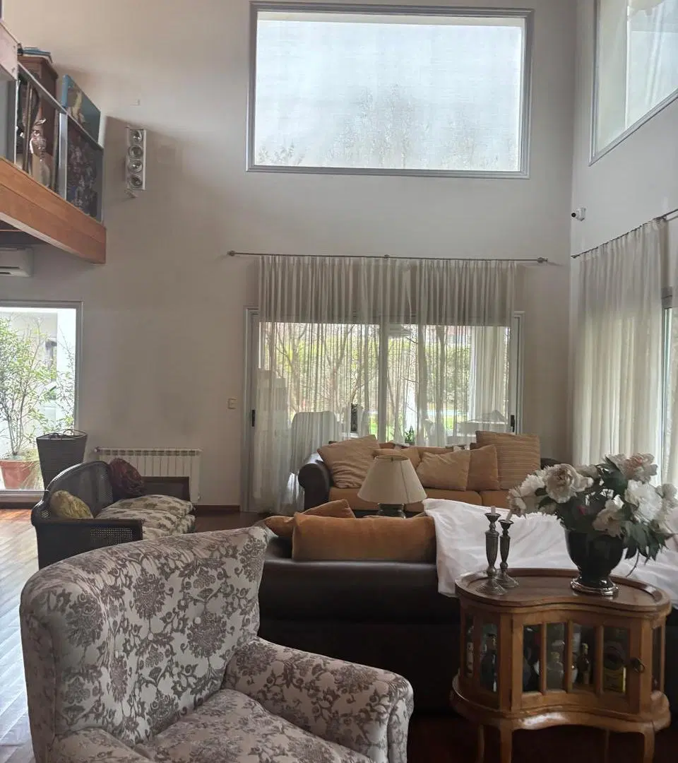 CASA EN ALTOS DEL CHATEAU - UNA PLANTA CON ENTREPISO - LOTE ESQUINA 4