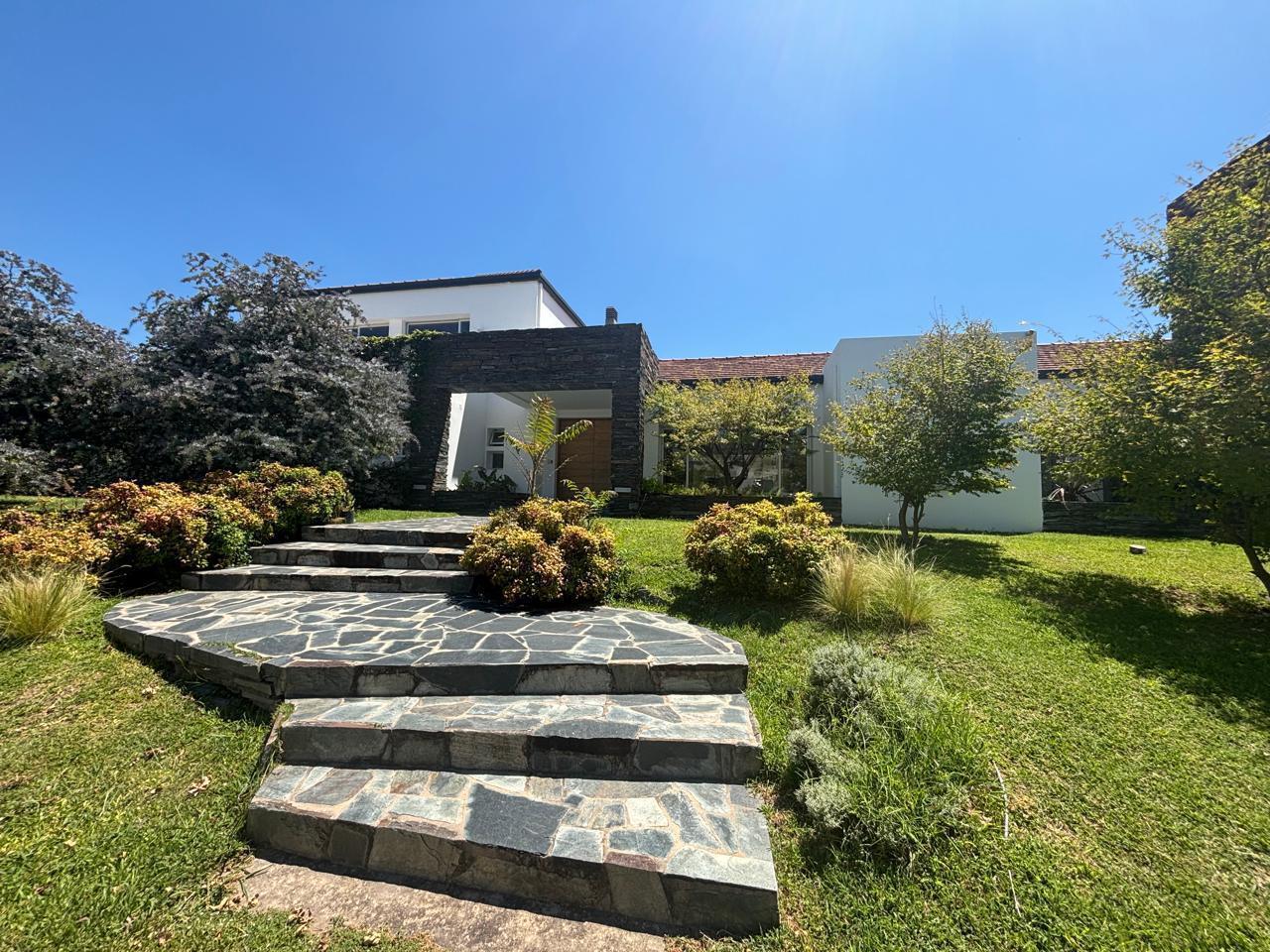CASA EN ALTOS DEL CHATEAU - UNA PLANTA CON ENTREPISO - LOTE ESQUINA
