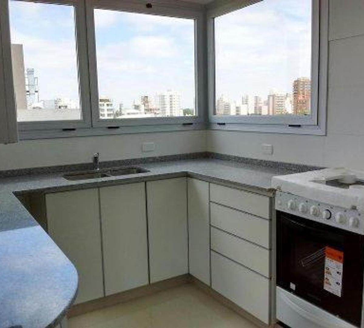 Piso de 90 m² + Balcón + Cochera. Venta en Quilmes Centro 2