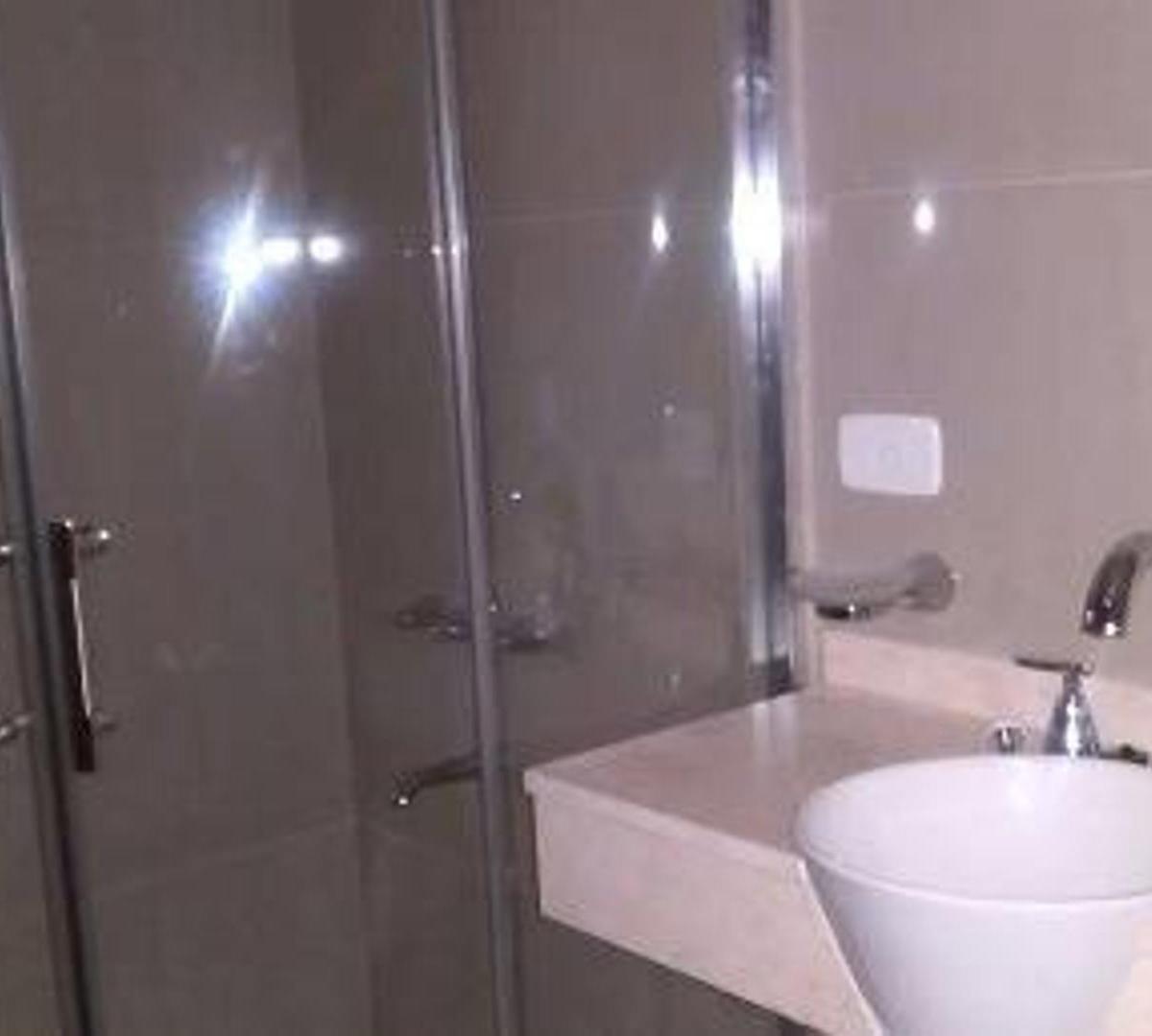 Piso de 90 m² + Balcón + Cochera. Venta en Quilmes Centro 5