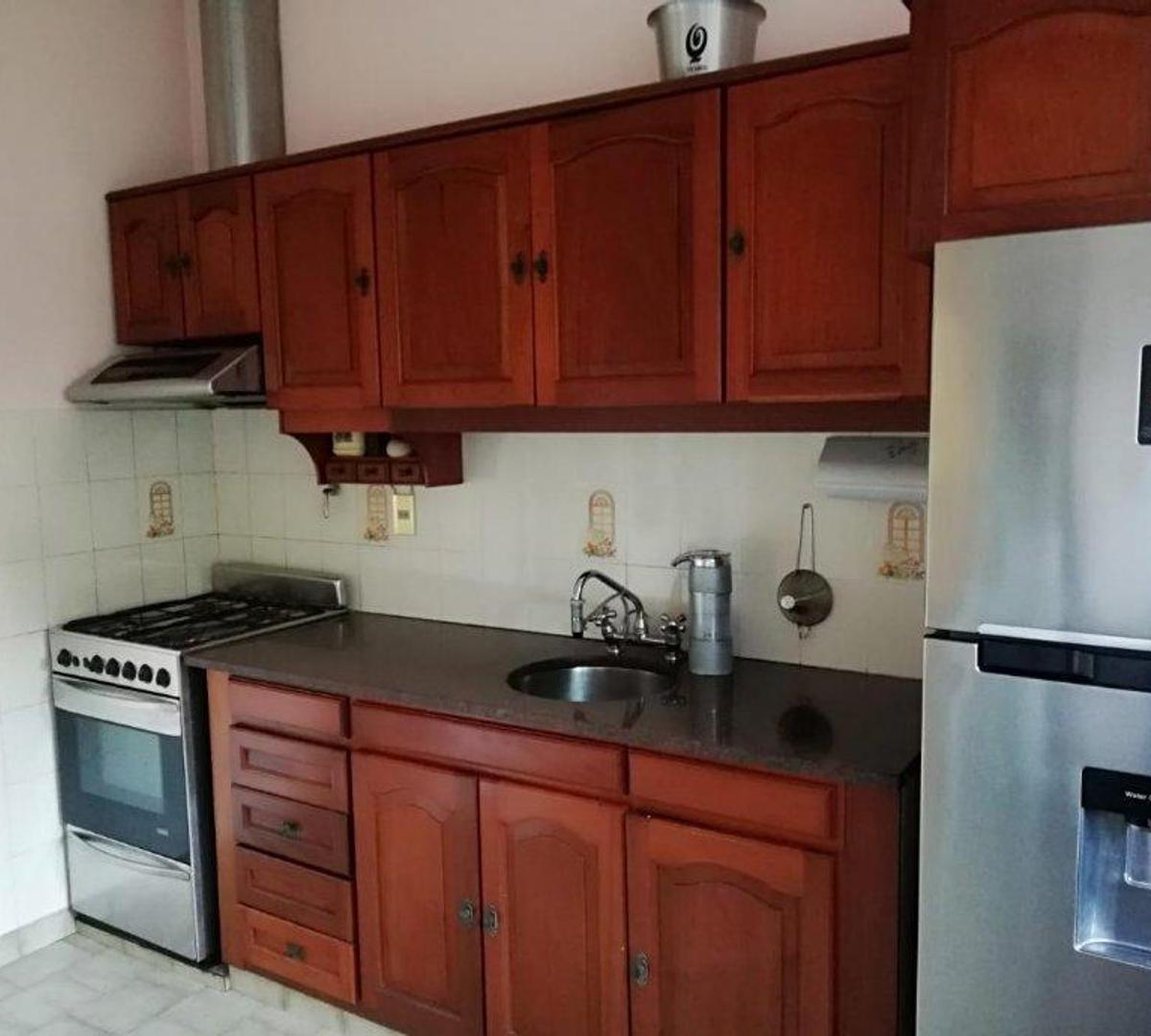 Casa 5 Amb + Parque + Garage Pasante + Quincho. Venta Quilmes Oeste 3
