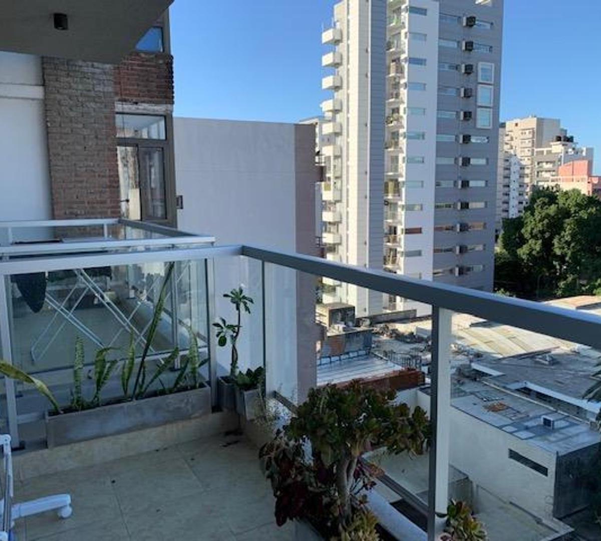 Excelente semipiso de 2 amb.+cochera+baulera. Cerca Plaza Conesa
