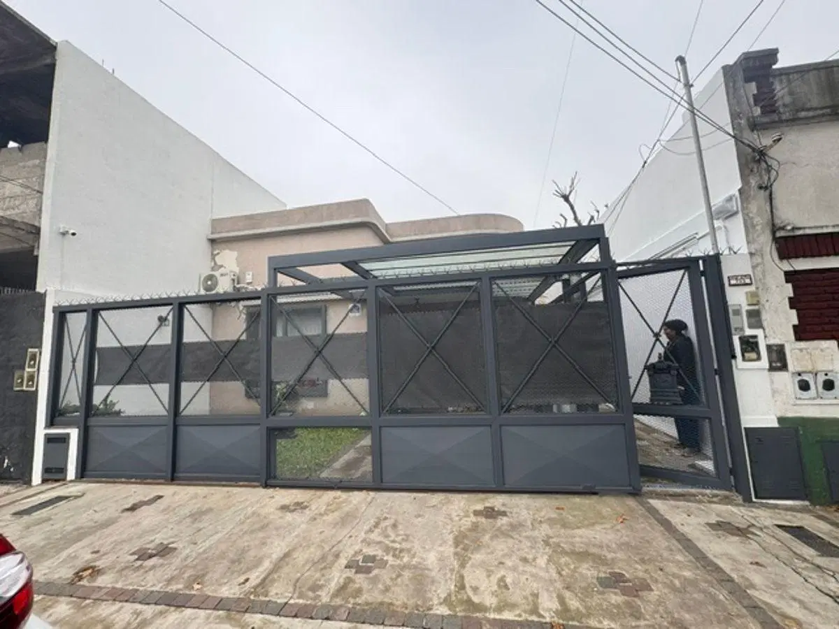 Amplio PH reciclado a nuevo.3amb+3baños+cochera+terraza.Gran Canaria 733,Quilmes 2