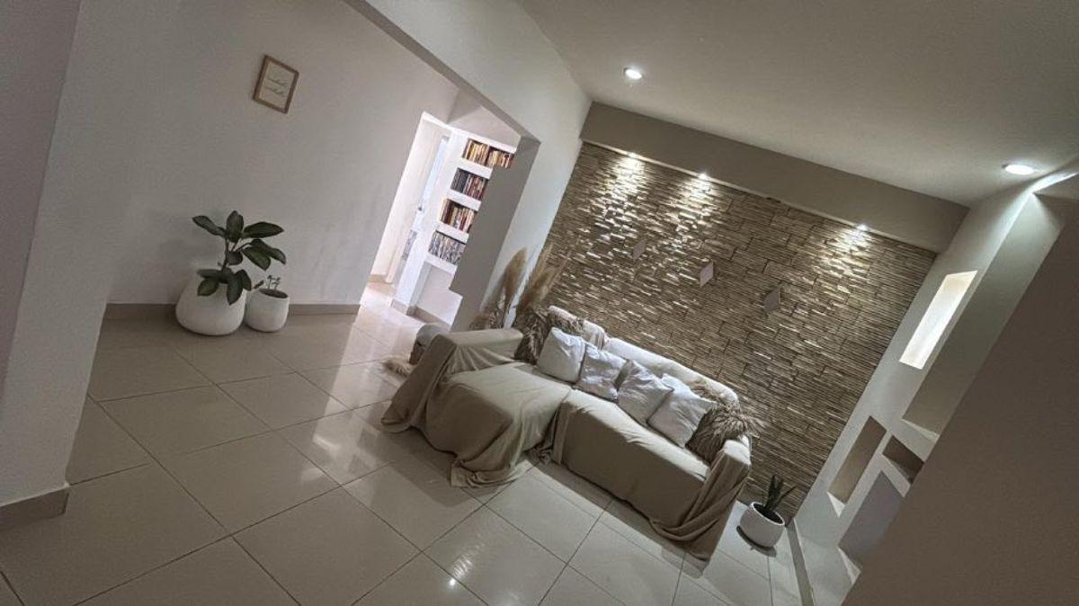 Foto de CASA EN ALQUILER EN AV. EVA PERON, 4 AMB. CON COCHERA, SOLANO, imagen 3