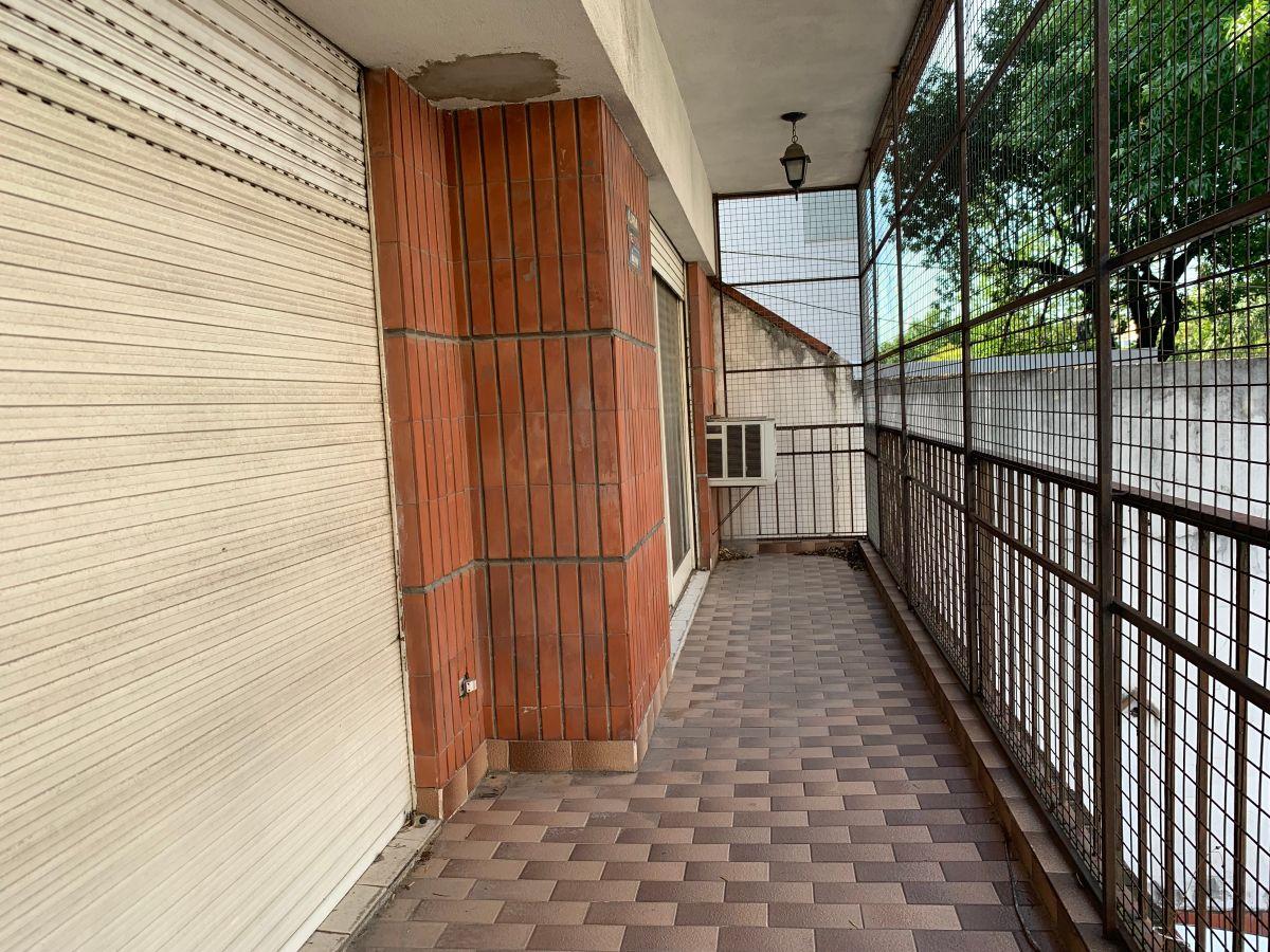 GRAN PLANTA 4 AMBIENTES 149 M2 TOTALES CON PATIO Y 2 BALCONES -COCHERA -EDIFICO CHICO