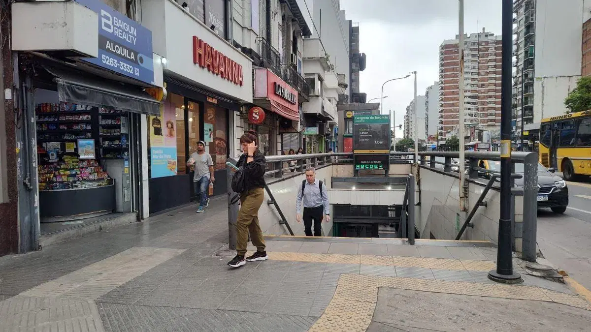 EXCELENTE LOCAL SOBRE AV. CABILDO -BOCA DE SUBTE-SIN EXPENSAS 2