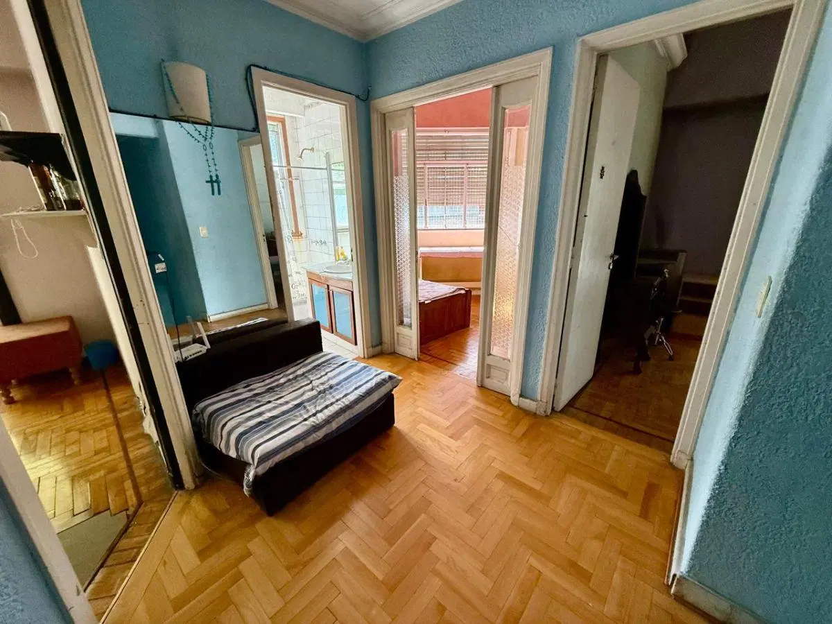 CASA EN ESQUINA SOBRE LOTE PROPIO | 300 M2 TOTALES, TERRAZA Y QUINCHO. CHACARITA. 3