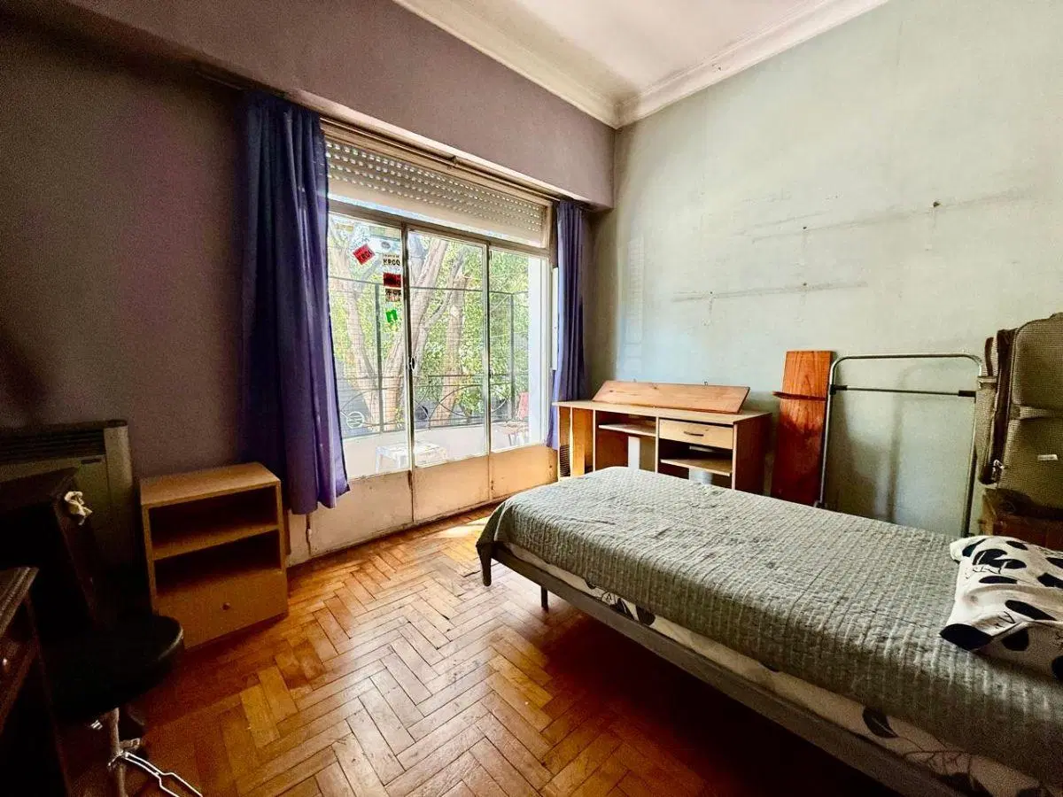 CASA EN ESQUINA SOBRE LOTE PROPIO | 300 M2 TOTALES, TERRAZA Y QUINCHO. CHACARITA. 5