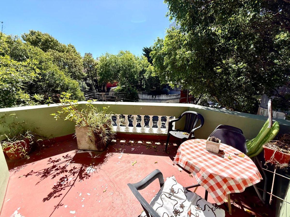CASA EN ESQUINA SOBRE LOTE PROPIO | 300 M2 TOTALES, TERRAZA Y QUINCHO. CHACARITA.