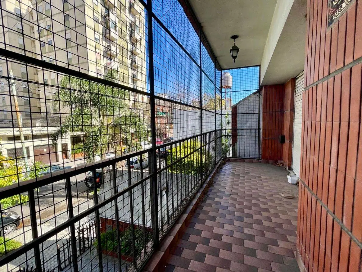 GRAN PLANTA 4 AMBIENTES 149 M2 TOTALES CON PATIO Y 2 BALCONES -COCHERA -EDIFICO CHICO 3