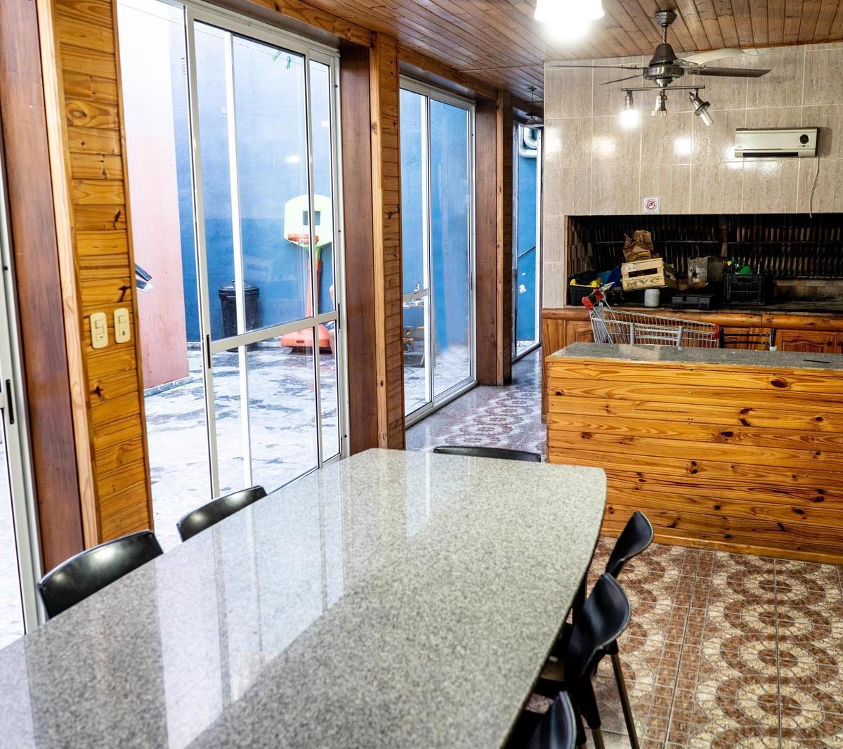 Venta Casa 4 Dorm. con Cochera, Quincho y Parrillero - La Tablada, Rosario 2