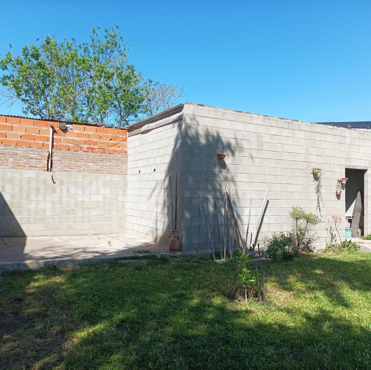 Venta Casa 2 Dorm. con Cochera y Jardín - Pueblo Esther 5