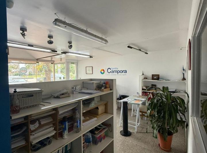 Foto de importante Casa en venta con oficina en PB., imagen 3