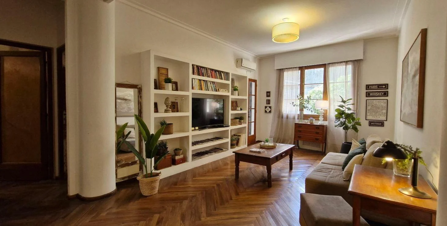 Venta, departamento céntrico con patio y balcón al frente