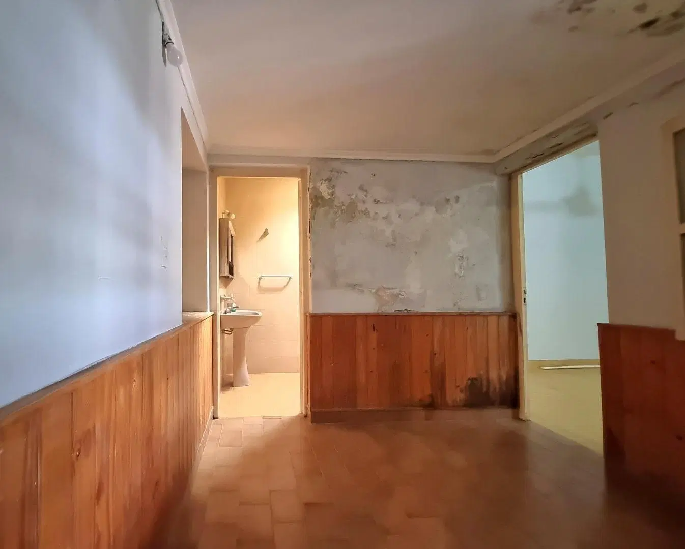Amplia casa de 3 dormitorios con cochera, cocina independiente, luminosa galería, lavadero y patio, 8