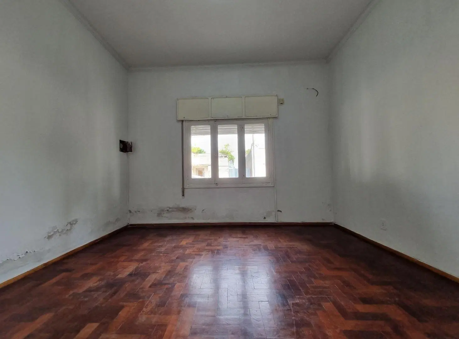 Amplia casa de 3 dormitorios con cochera, cocina independiente, luminosa galería, lavadero y patio, 2