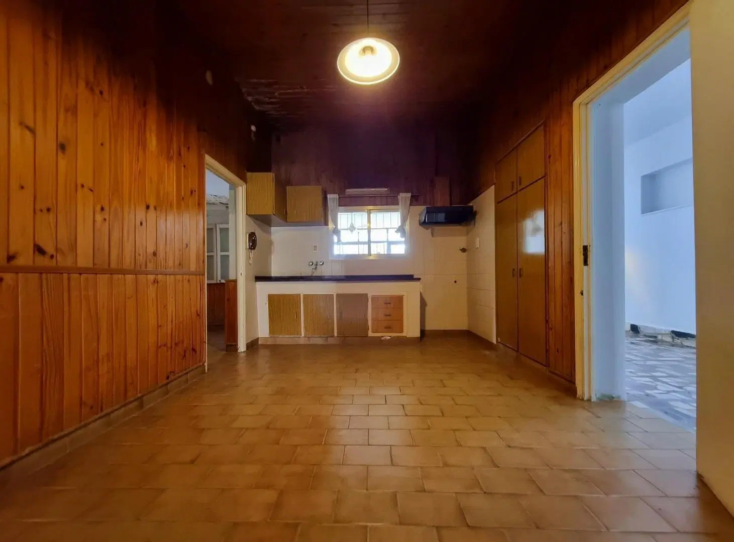 Amplia casa de 3 dormitorios con cochera, cocina independiente, luminosa galería, lavadero y patio, 3