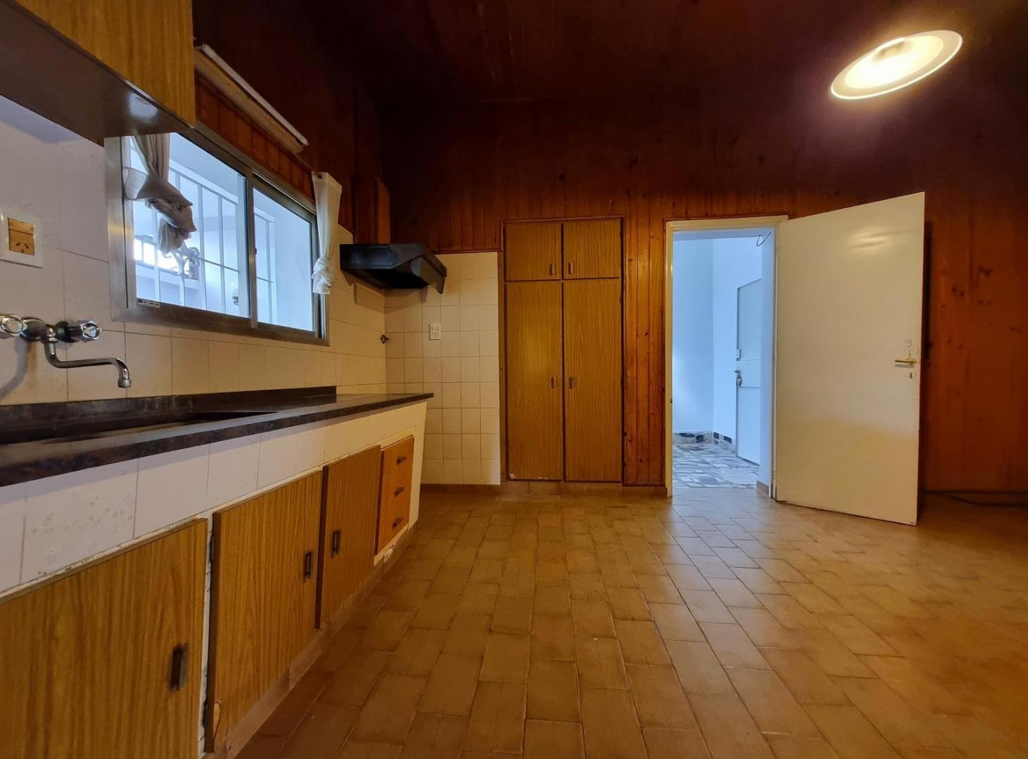 Foto de Amplia casa de 3 dormitorios con cochera, cocina independiente, imagen 3