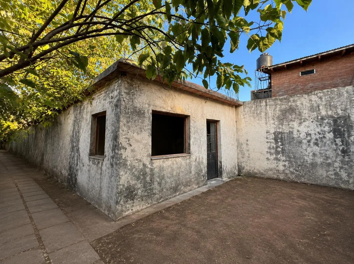 VENTA CASA A RECICLAR CON GRAN TERRENO 2