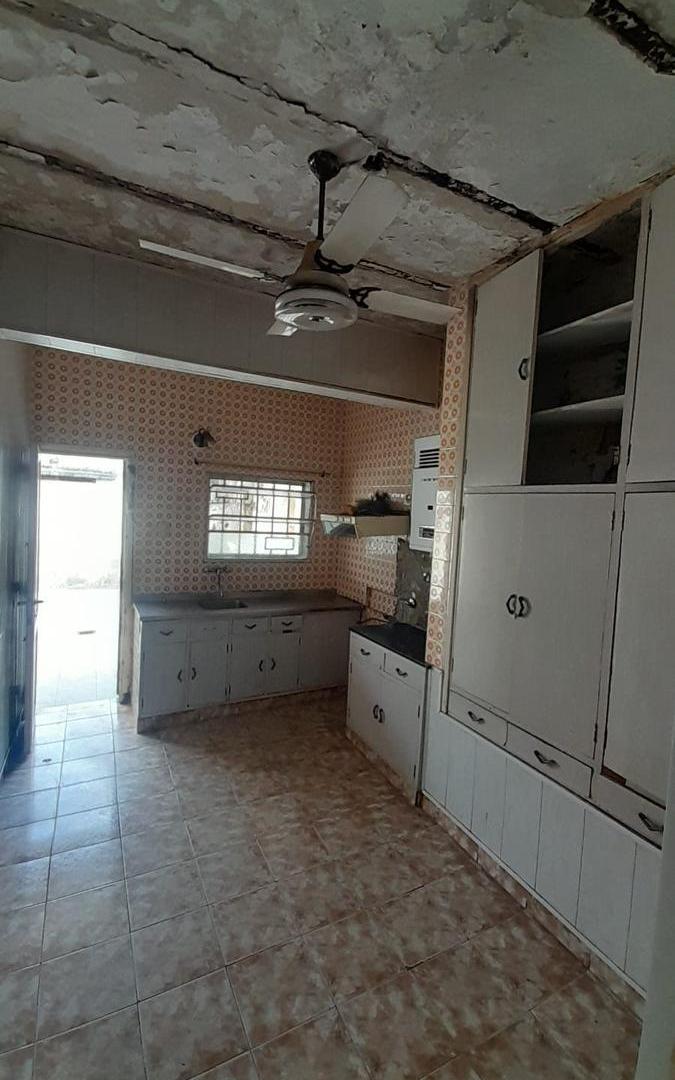 Foto de Casa de dos plantas con cochera. 4 dormitorios y 2 baños. Cocina, imagen 4