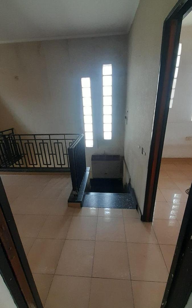 Foto de Casa de dos plantas con cochera. 4 dormitorios y 2 baños. Cocina, imagen 3