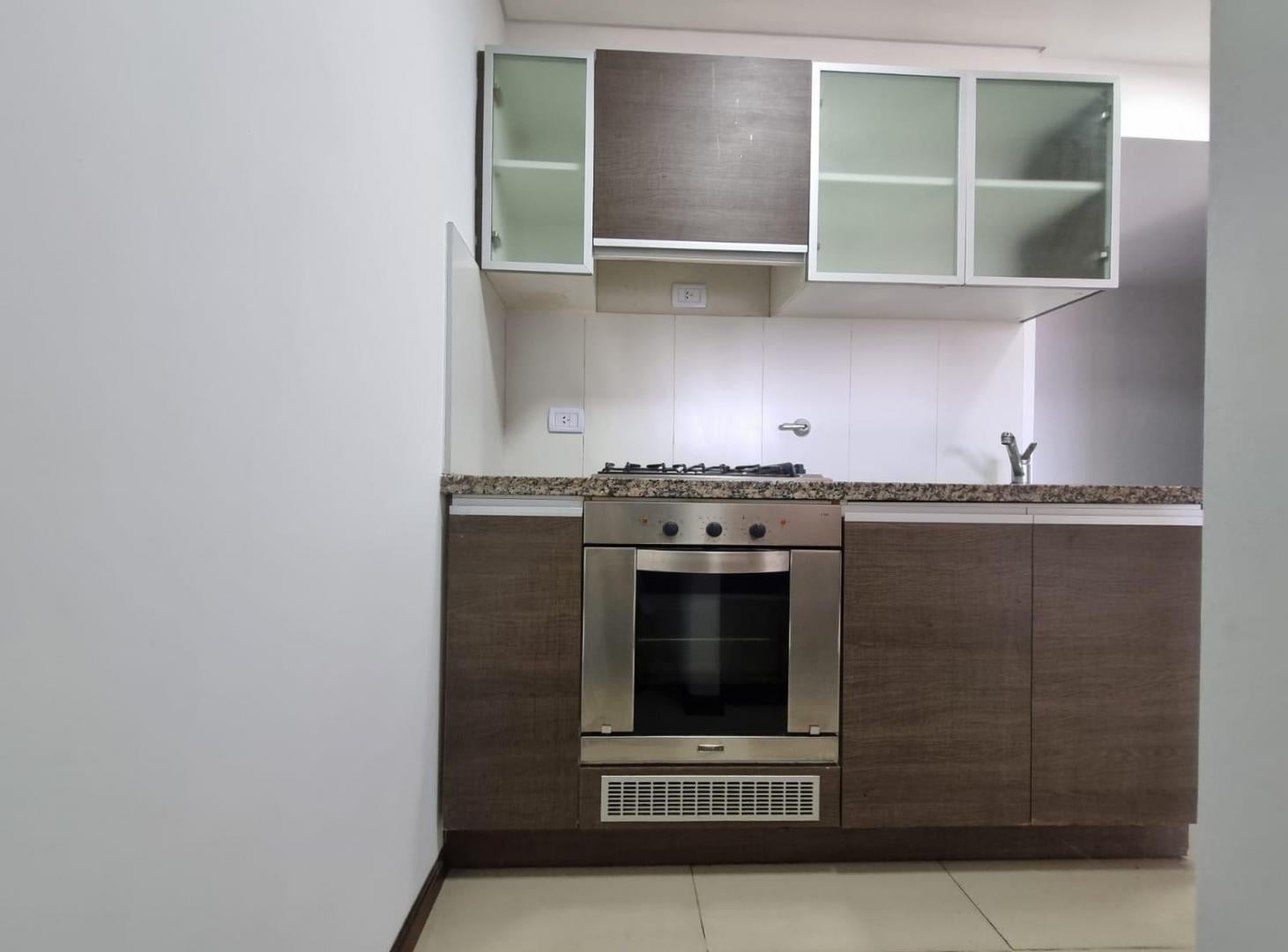 Foto de Departamento de un dormitorio con cocina semiintegrada, amplio living, imagen 2