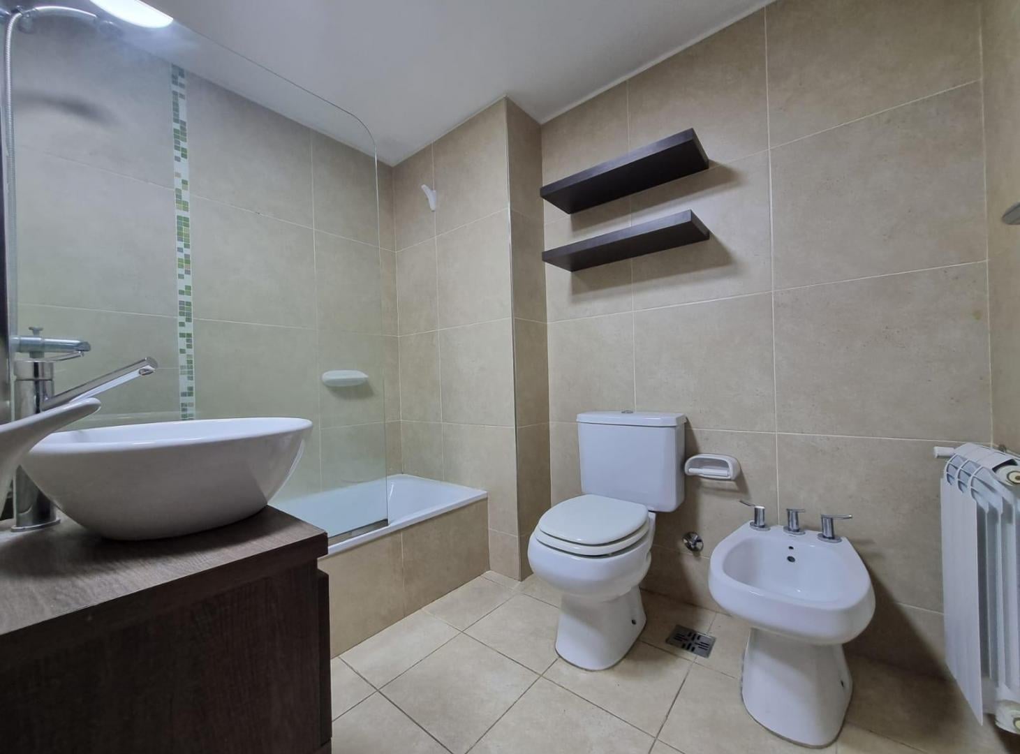 Foto de Departamento de un dormitorio con cocina semiintegrada, amplio living, imagen 5