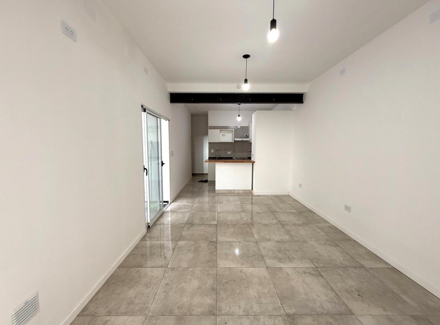 Foto de Casa de pasillo en venta, 2 dormitorios c/ patio y terraza en Luis Agote, imagen 2